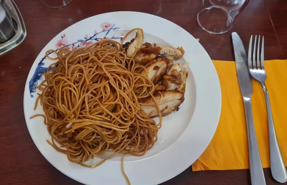 Nouilles Sautées Natures Au Poulet À la Citronelle